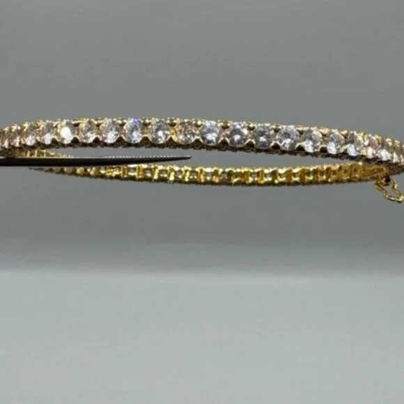18k Tennis Bangle - Picture 5 of 10